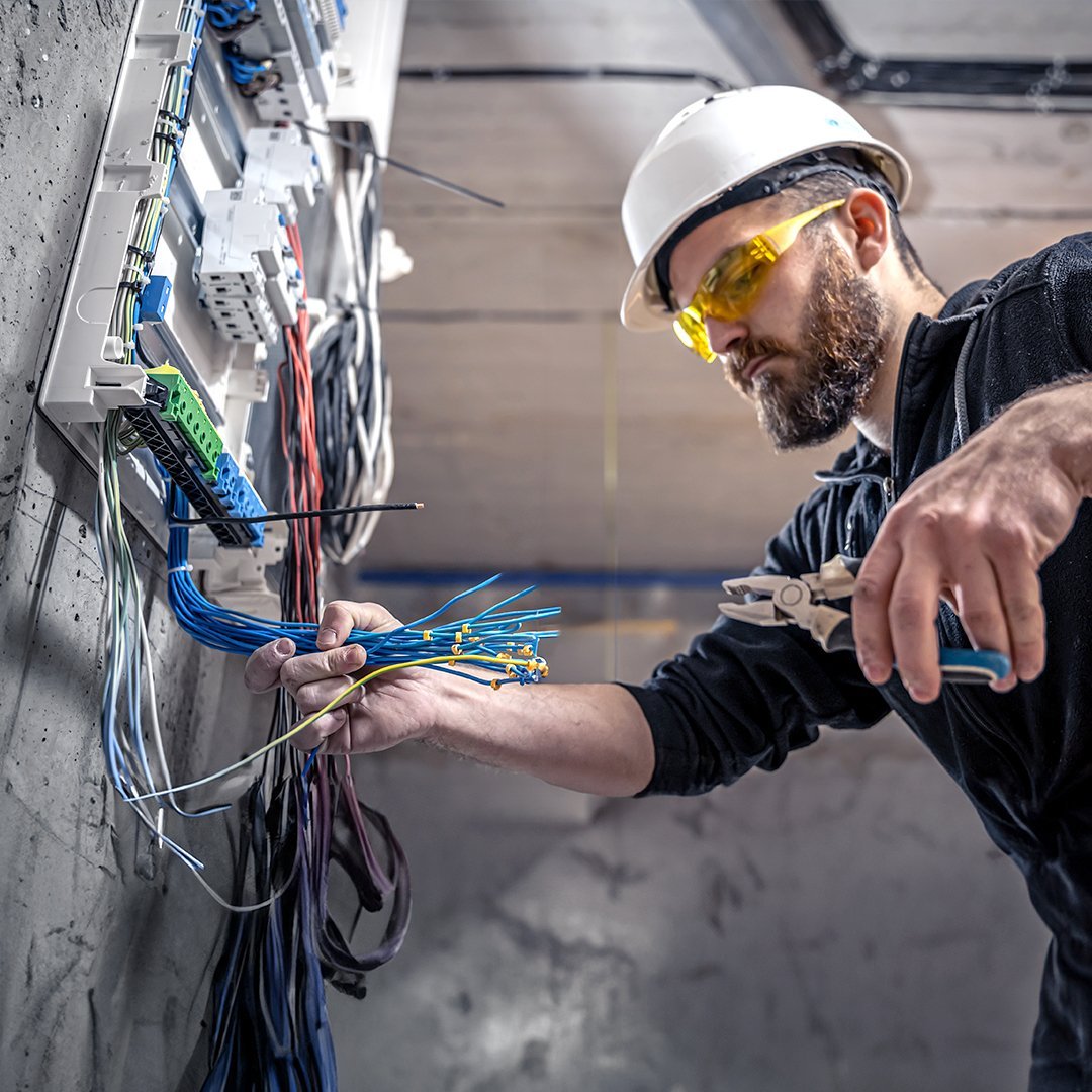 Elektriker hält Kabelstrang in der Hand